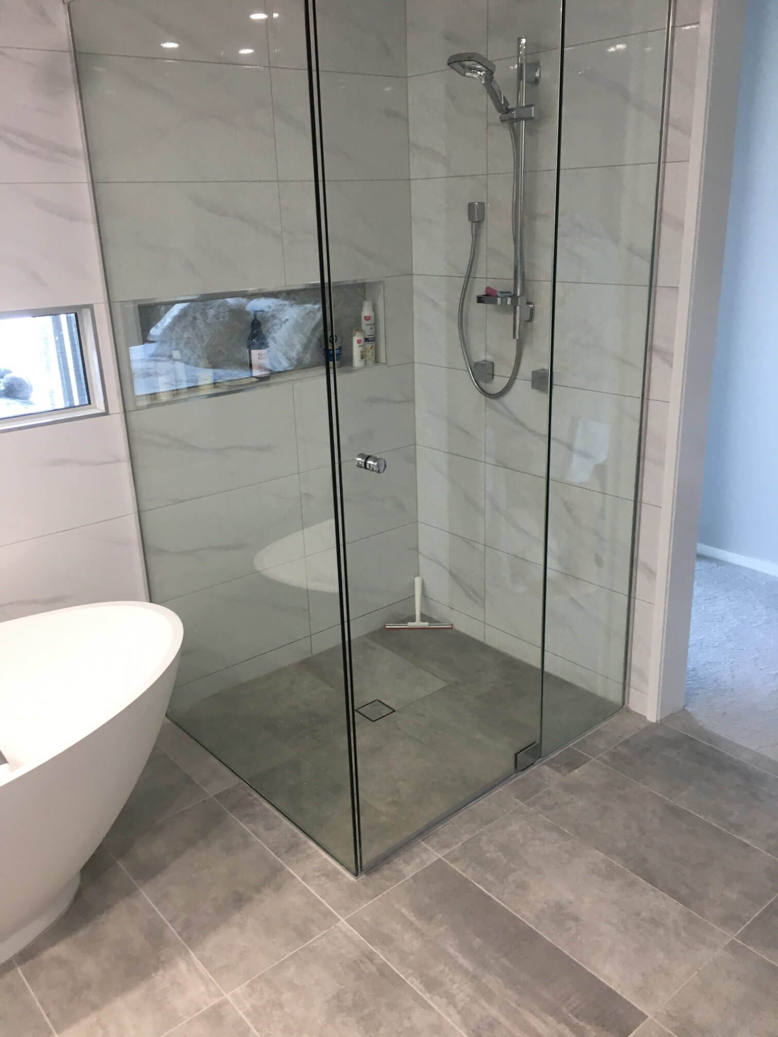 picture of window cubicle shower